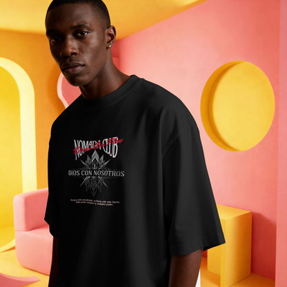 Tshirt Streetwear Dominicano “Dios Con Nosotros” – Flow Urbano Latino | Nomada Club
