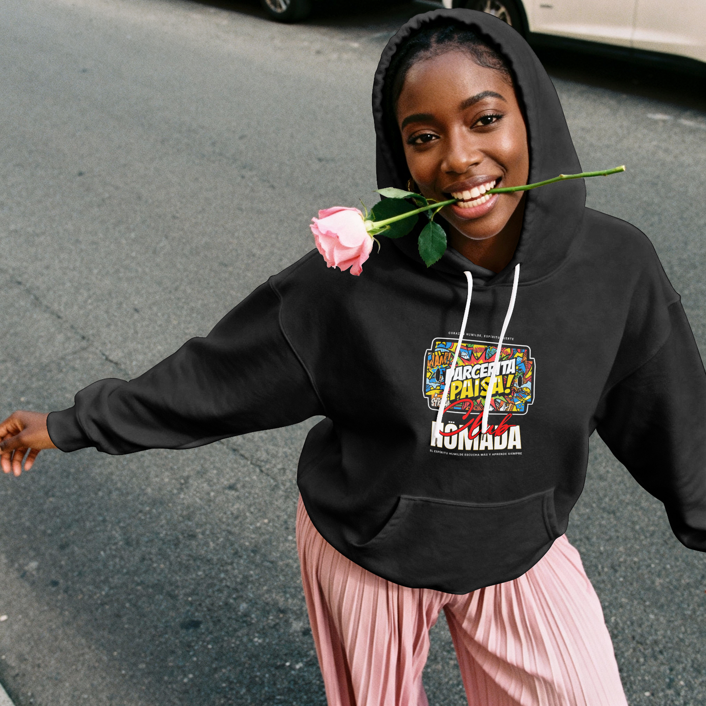 Hoodie Parcerita Paisa – Nomada Club | Streetwear Colombiano Mujer